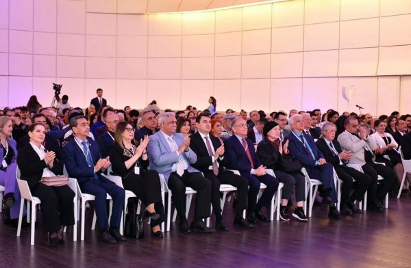 В Центре Гейдара Алиева в Баку открылся Театральный форум на тему "Азербайджанский театр - 150: перспективы развития", проводимый в рамках мероприятий, посвященных 100-летия со дня рождения общенационального лидера Гейдара Алиева.
